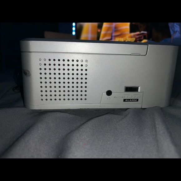 TRUTECH CD PLAYER CLOCK RADIO - Picture 3 of 7